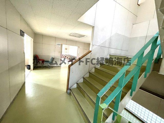 滝の水店舗　1棟3階建てビルの内装