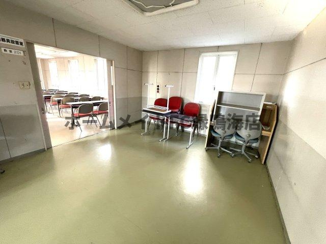 滝の水店舗　1棟3階建てビルの内装