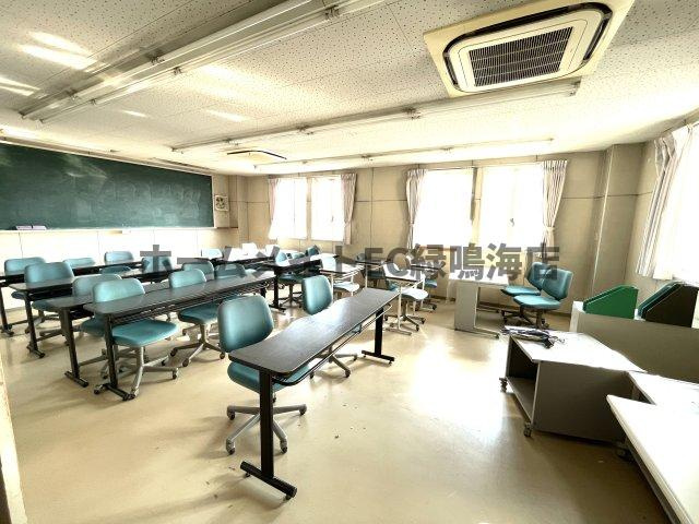 滝の水店舗　1棟3階建てビルの内装