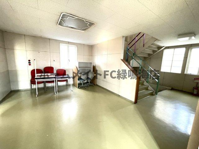 滝の水店舗　1棟3階建てビルの内装