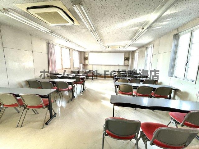 滝の水店舗　1棟3階建てビルの内装