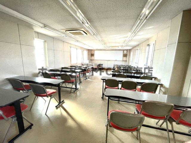 滝の水店舗　1棟3階建てビルの内装