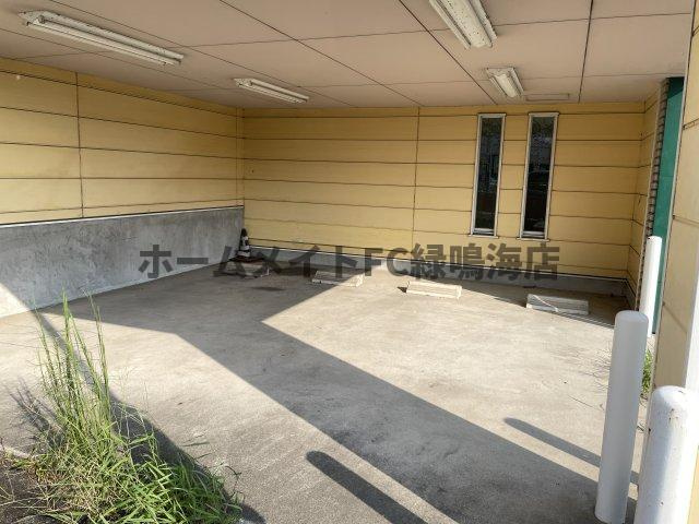滝の水店舗　1棟3階建てビルの駐車場
