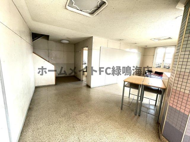 滝の水店舗　1棟3階建てビルの内装