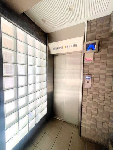地下鉄五条駅・阪急大宮駅徒歩１１分■２０２４年７月リフォーム完了■ペット飼育可■ヴィルヌーブ堀川松原のエントランス|エレベーター