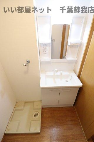 アンソレイエの洗面所|明るい洗面所です