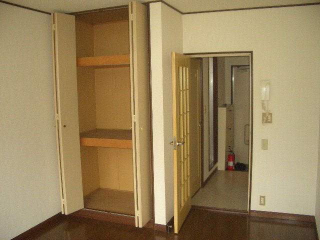 ＥＳＴＡＴＥ紫苑Ｎｏ．２の居間・リビング|バルコニー側から見た室内です