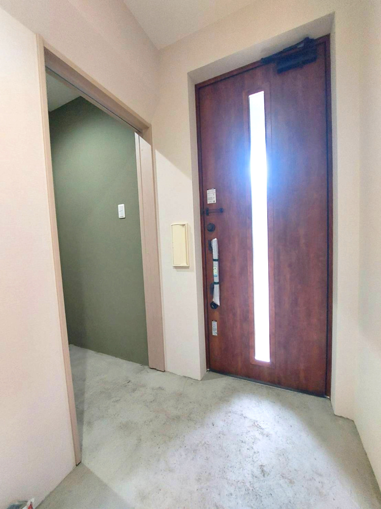 真栄3条2丁目[B]の玄関|玄関横に収納スペースがあり、ベビーカーや三輪車・除雪道具なども収納場所に困りません！