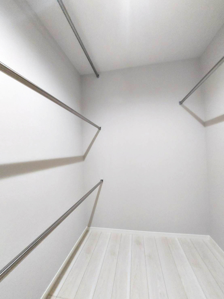 真栄3条2丁目[B]の収納|シーズン外のお洋服も収納可能なウォークインクローゼット！