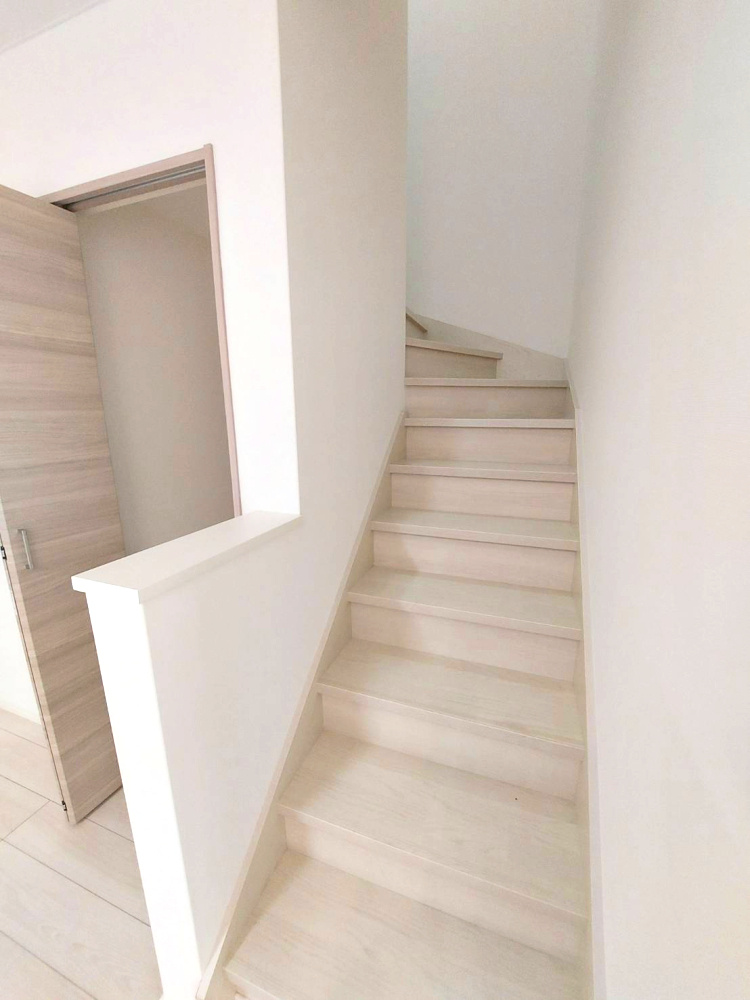 真栄3条2丁目[B]の内装|階段！