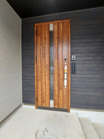 真栄3条2丁目[B]の玄関|外側から見た玄関！