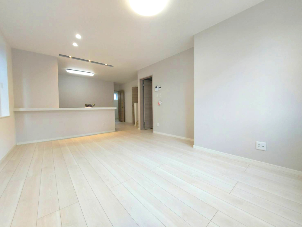 真栄3条2丁目[B]の居間・リビング| 南西向きで明るく暖かい陽が差し込むLDKはゆったりとした広さの17.0帖！