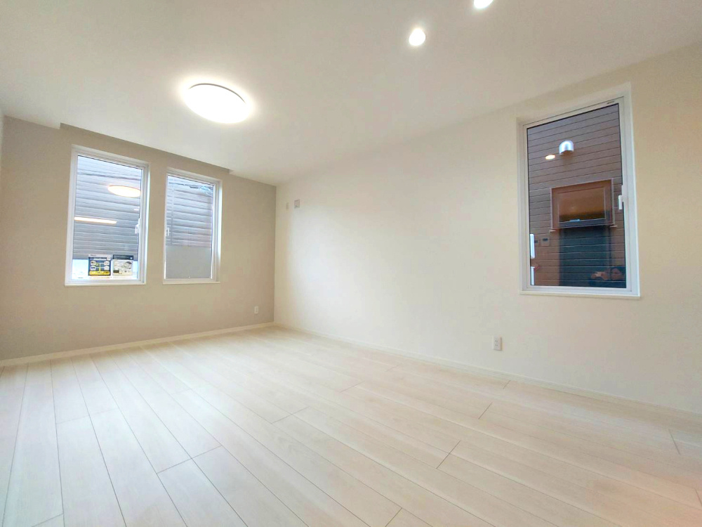 真栄3条2丁目[B]の居間・リビング|全室床暖房完備！