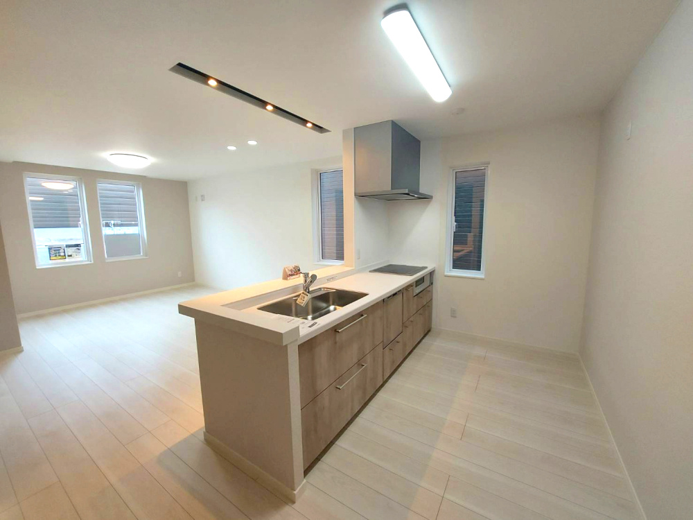 真栄3条2丁目[B]のキッチン|人気の対面式キッチン♪暖かみのある色合いです◎