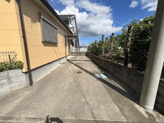 さいたま市岩槻区大字表慈恩寺のテラスの駐車場|車をお持ちの方に嬉しい駐車場付きの物件です