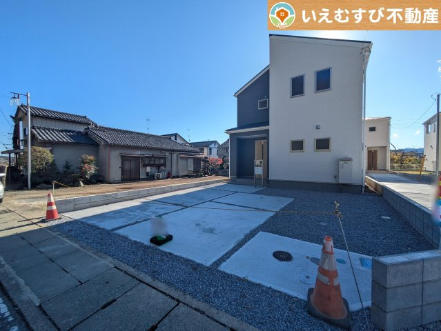 Livele Garden.S　小川町角山第4の駐車場|2台駐車可能なスペース完備
しっかり舗装してある駐車スペースで天気が悪く足元が悪い日でも乗り降りしやすい♪