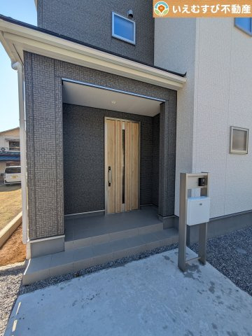 Livele Garden.S　小川町角山第4のエントランス|落ち着いた色づかいのエントランス
駐車場からアクセスの良いエントランス。雨の日や荷物が多くても安心の動線♪