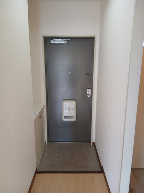 マンション鴨下の玄関
