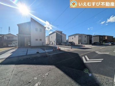 【前面道路含む現地写真】 | Livele Garden.S　小川町角山第4 | 充分な広さの4.3ｍ前面道路
間口が広くお車の出し入れも問題なく行えるスペースが確保されています♪