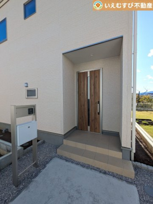 【エントランス】 | Livele Garden.S　小川町角山第4 | 落ち着いた色づかいのエントランス
駐車場からアクセスの良いエントランス。雨の日や荷物が多くても安心の動線♪