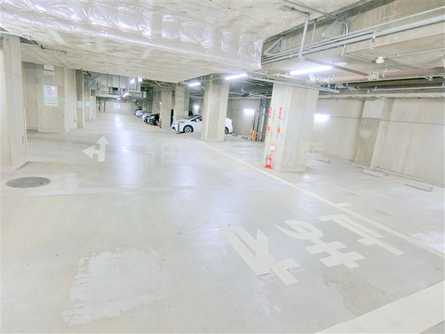 ル・サンクアイリスタワーの駐車場