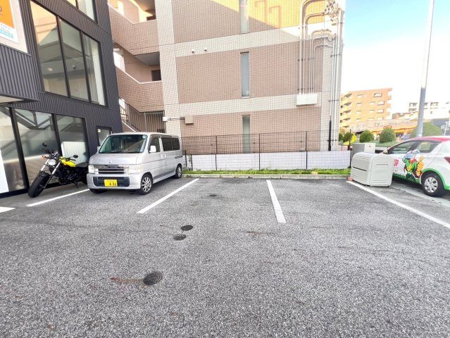 KDビルの駐車場