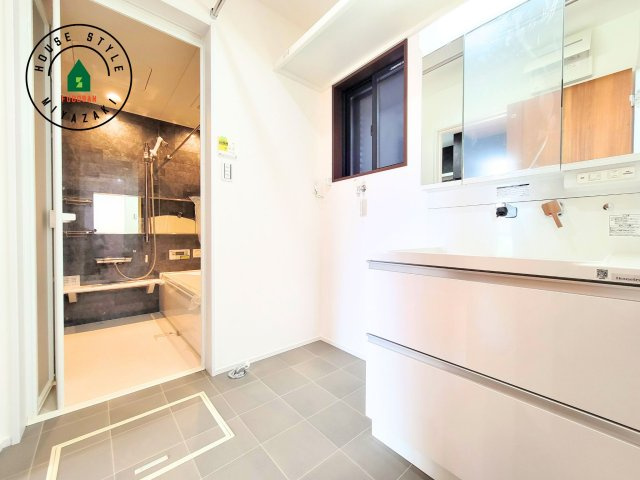 パティオニュータウン月見ヶ丘（31号棟）の脱衣所|ゆとりの洗面スペースで朝の身支度もスムーズに。暮らしを快適に変えるシャワー付洗面台です！