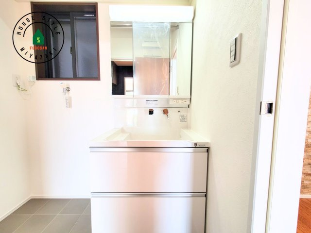 パティオニュータウン月見ヶ丘（31号棟）の独立洗面台|毎日使うものだから清潔な空間を保ちたい水回り。洗面にはそんな願いを解消させてくれる収納アイデアが満載です。三面鏡の裏側にはキャビネットが現れ小物から背の高い物まで収納できます。