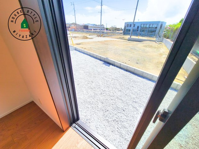 パティオニュータウン月見ヶ丘（31号棟）のバルコニー|風をしっかりと感じられるバルコニーでは、毎日が洗濯日和です。広々としているので洗濯も楽しくなるでしょうし、気分転換にバルコニーからの眺めを楽しむのもいいでしょう。