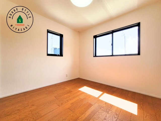 パティオニュータウン月見ヶ丘（31号棟）の洋室|採光良好な洋室は全居室、複層ガラスの遮熱効果と断熱効果で、一年中快適に過ごせます。