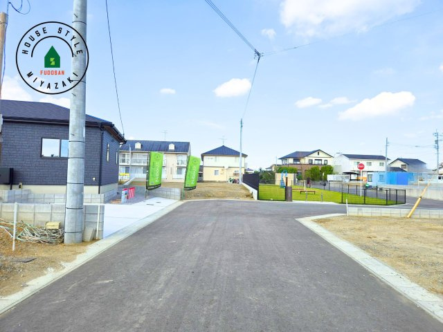 パティオニュータウン月見ヶ丘（31号棟）の前面道路含む現地写真|前面道路です。