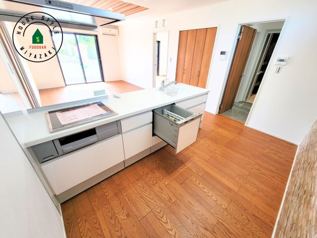 パティオニュータウン月見ヶ丘（31号棟）のキッチン|ご家族を近くに感じられる対面キッチンのLDK。会話もはずみそうですね。