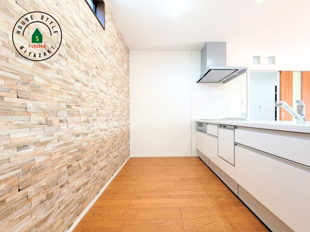 パティオニュータウン月見ヶ丘（31号棟）のキッチン|ダイニングテーブルへの配膳がラクラク、お料理はかどるカウンター付きシステムキッチン！