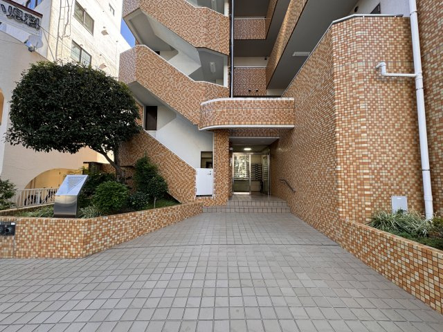 コスモ上池袋のエントランス|管理体制良好なマンションならではの清潔感のあるエントランス