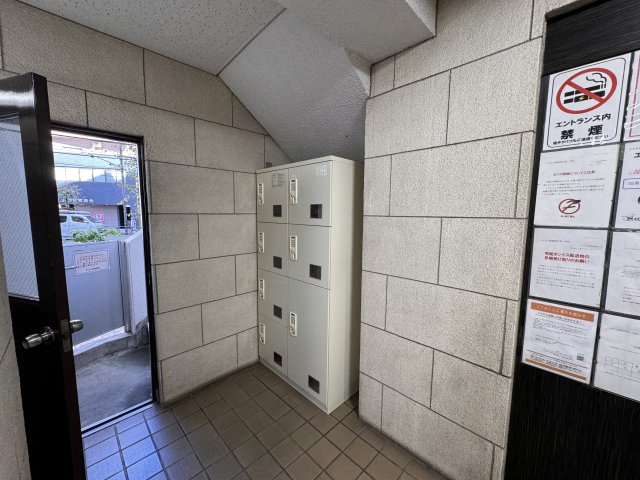 コスモ上池袋のその他共用部分|エントランスには24時間荷物の受け取り可能な宅配BOX付き