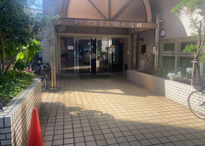 【エントランス】 | アカデミーグローリア初穂合同ビル | マンションのエントランスには、もともと風よけや防犯の役割がありますが、マンションによって宅配ボックスなどの設備が備わっている所もあります。日々の生活をイメージしながら生活しやすさをチェックしましょう。