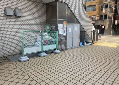 【設備】 | アカデミーグローリア初穂合同ビル | 共有部分は、住民なら誰もが使える設備のこと。例えば駐車場やエレベーター、インターネット設備、セキュリティ設備などがあります。他にも、マンションの廊下・外部階段やエントランス・ゴミ置き場などがあります。