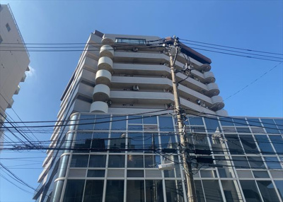 【外観】 | アカデミーグローリア初穂合同ビル | マンションの外観は非常に重要なポイントです！外観の善し悪しは資産価値に大きな影響を与えます。外観のいいマンションを購入することで、高値で売却がしやすく、買い手が見つかりやすいというメリットがあります。