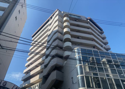 【現況写真】 | アカデミーグローリア初穂合同ビル | 眺望の良さを楽しめるダイニングキッチンで家族団らんの時間を過ごしてはいかがでしょうか。バルコニーから見える景色を家族で眺める時間は、時間が経つのを忘れてしまいそうですね。是非、現地を見に行きましょう！