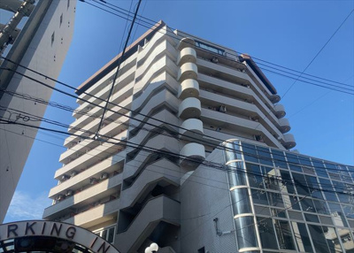 【現況写真】 | アカデミーグローリア初穂合同ビル | 道幅が広い場所は日当たりや風通が良好です。幅が広いのですれ違いも可能ですし大きな車でも駐車可能！一方で、大型車が通ることも多くなるため交通量の増加により騒音に繋がります。また土地の値段が高くなります。