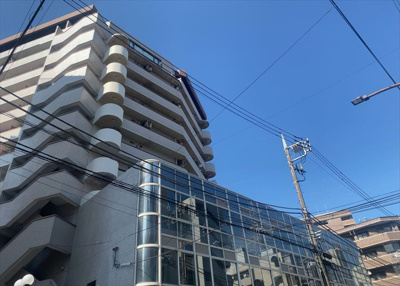 【構造・工法・仕様】 | アカデミーグローリア初穂合同ビル | ＲＣ造、Reinforced Concreteは直訳すると補強されたコンクリートです。主に柱や梁・床・壁が鉄筋とコンクリートで構成おり、鉄筋を組んだ型枠にコンクリートを流し込んで固めたものを指します。