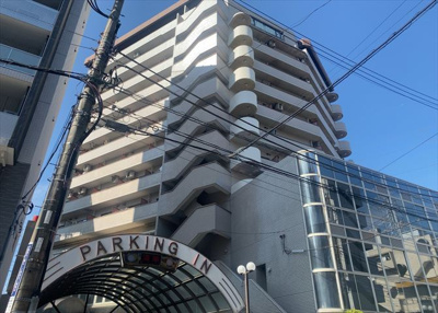 【構造・工法・仕様】 | アカデミーグローリア初穂合同ビル | ＳＲＣ造は強度や耐震性の面でもRC造と比べて優れています。そのため、10階建以上の高層または超高層マンションなどの建築にも多く採用されています。柱や梁などのサイズが小さくても高い耐震性を確保できます。