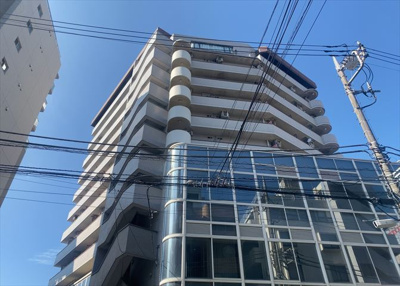 【外観】 | アカデミーグローリア初穂合同ビル | 外観はマンション管理がされているかの目安になります。築年数が古いと、壁面は劣化してひび割れが生じることも！建物が古びていても細かいところが修繕されていると、きちんと管理されているなぁと感じるでしょう。