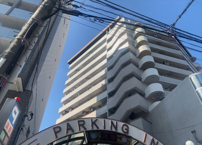 【バルコニー】 | アカデミーグローリア初穂合同ビル | 一般的なバルコニーは、奥行1.5ｍ程ですが、ワイルドバルコニーは2ｍまで広がっています。そのため洗濯物の間隔をあけ干すことができ、乾きやすいというメリットや、ガーデニングが楽しめる等の特徴があります。