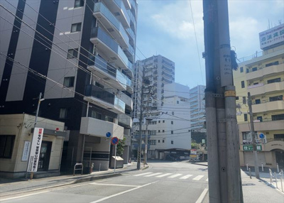 【展望】 | アカデミーグローリア初穂合同ビル | 眺望の良さを楽しめるダイニングキッチンで家族団らんの時間を過ごしてはいかがでしょうか。バルコニーから見える景色を家族で眺める時間は、時間が経つのを忘れてしまいそうですね。是非、現地を見に行きましょう！