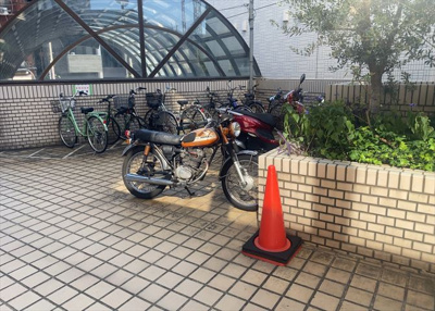 【駐輪場】 | アカデミーグローリア初穂合同ビル | マンションの駐輪場は、事前に空きがあるか確認を取ると安心です。せっかく入居したのに駐輪スペースがない！なんてことになったら大変ですよね。そこで、内見時や購入前にはまず事前に確認しておくと良いでしょう。