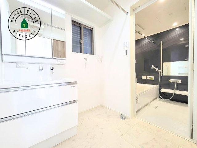 パティオニュータウン月見ヶ丘（41号棟）の脱衣所|ゆとりの洗面スペースで朝の身支度もスムーズに。暮らしを快適に変えるシャワー付洗面台です！