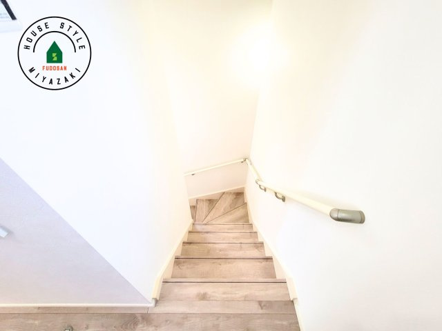 パティオニュータウン月見ヶ丘（41号棟）の内装|＜手すり付階段＞手すりがないと階段の昇り降りで危険なことはもちろん、壁に手をつきながら歩くことで壁紙が汚れやすくなります。すべての方に快適に昇り降りしていただくため、手すりを設置しました。