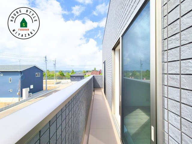 パティオニュータウン月見ヶ丘（41号棟）のバルコニー|風をしっかりと感じられるバルコニーでは、毎日が洗濯日和です。広々としているので洗濯も楽しくなるでしょうし、気分転換にバルコニーからの眺めを楽しむのもいいでしょう。