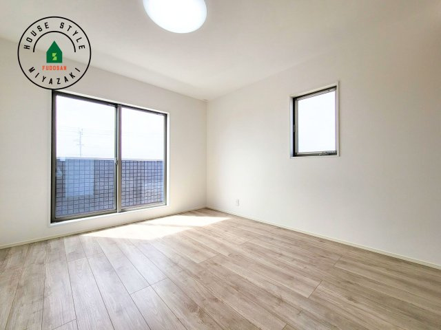 パティオニュータウン月見ヶ丘（41号棟）の洋室|採光良好な洋室は全居室、複層ガラスの遮熱効果と断熱効果で、一年中快適に過ごせます。